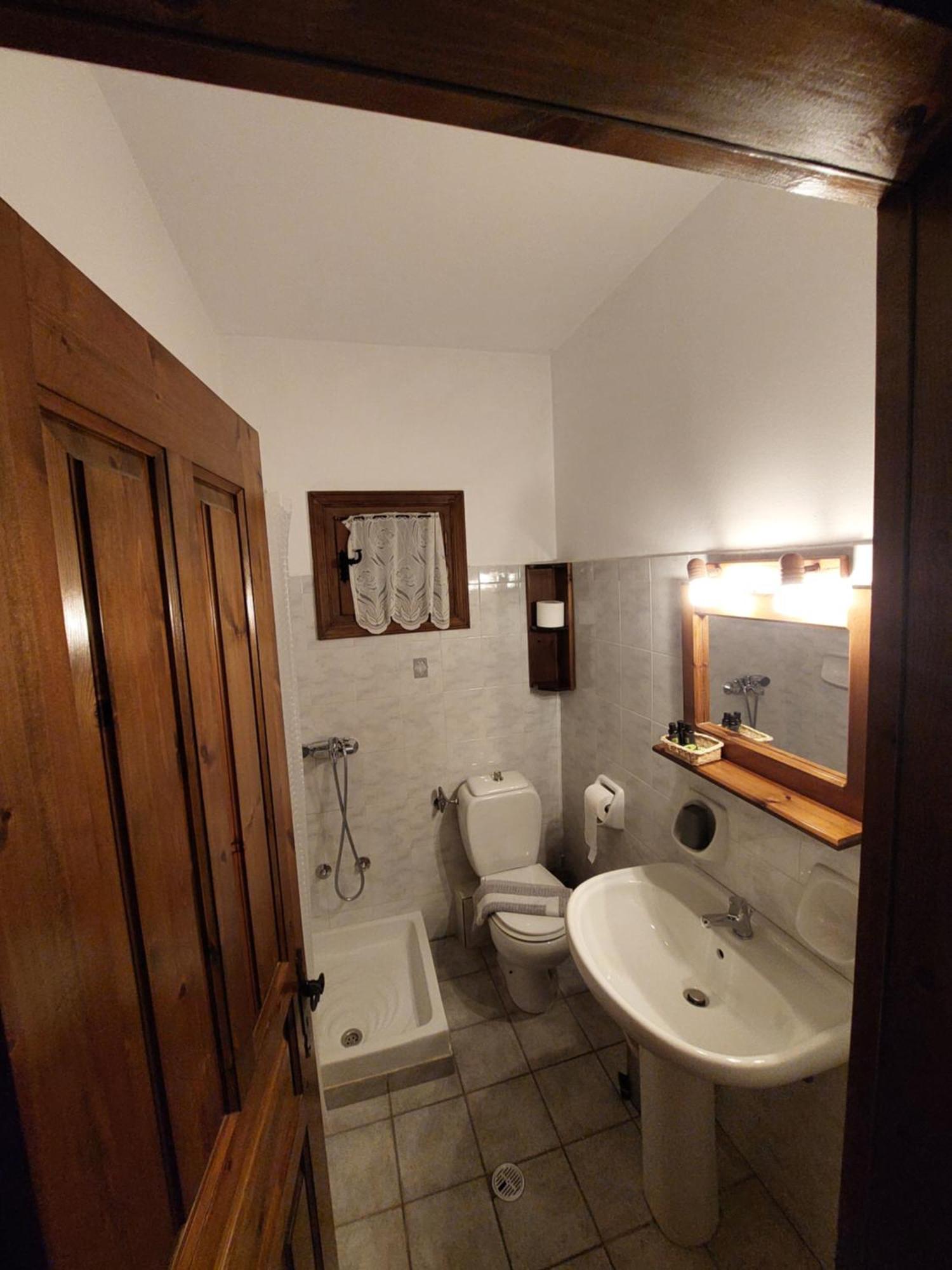 Rizoma Guesthouse Mikrón Khoríon Rum bild